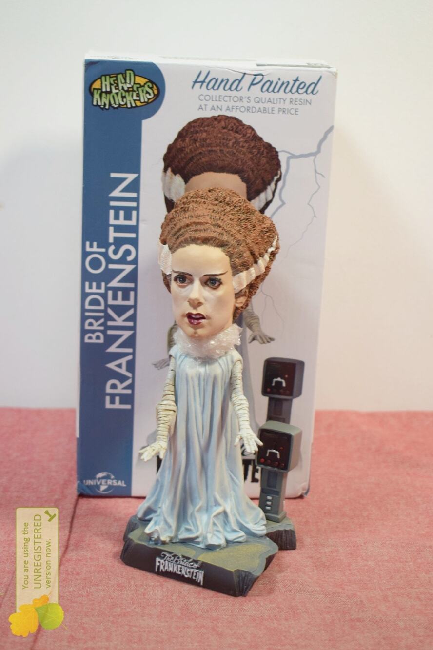 NECA Universal Monsters Bride of Frankenstein Head Knocker (Pack Wear)
